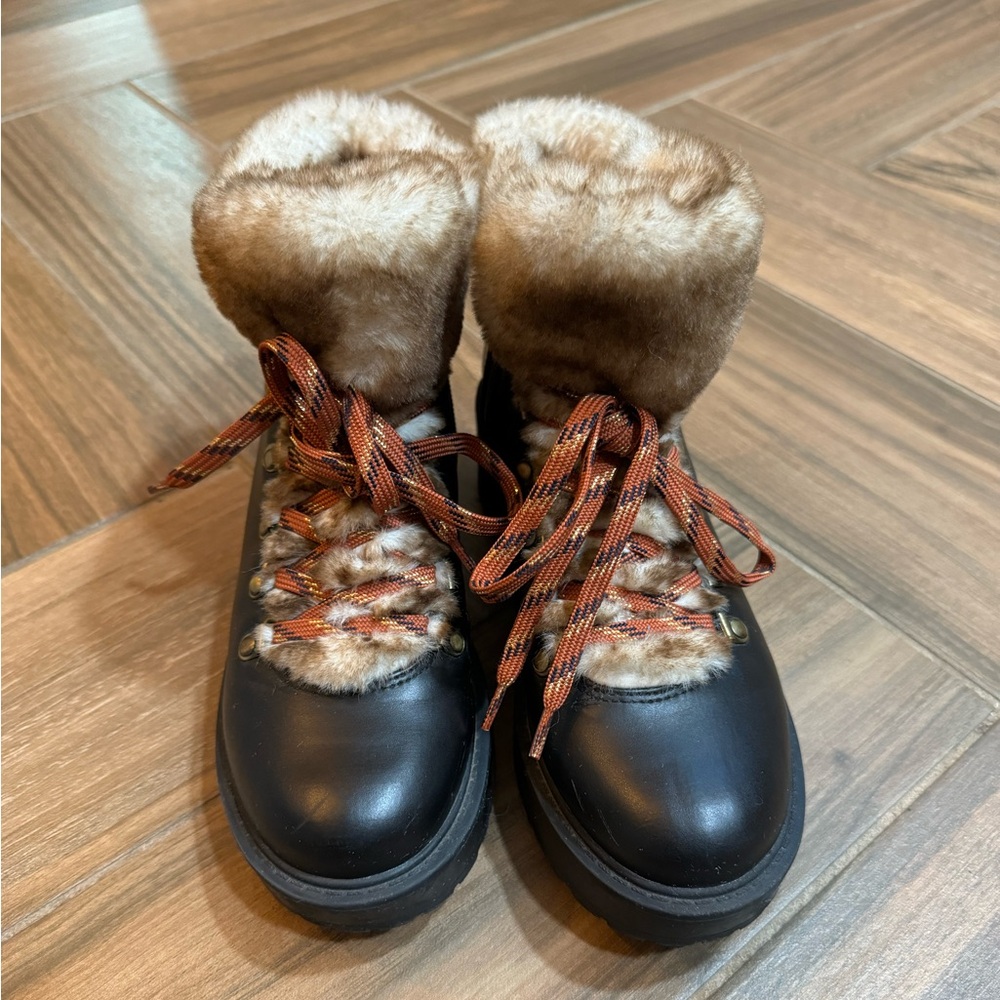 American Eagle Outfitters ankle boots with faux fur size 7, Black